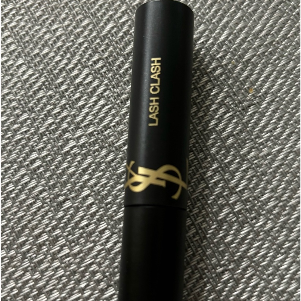 YSL LASH CLASH
MASCARA
VOLUME EXTRÊME EXTREME VOLUME
MASCARA
